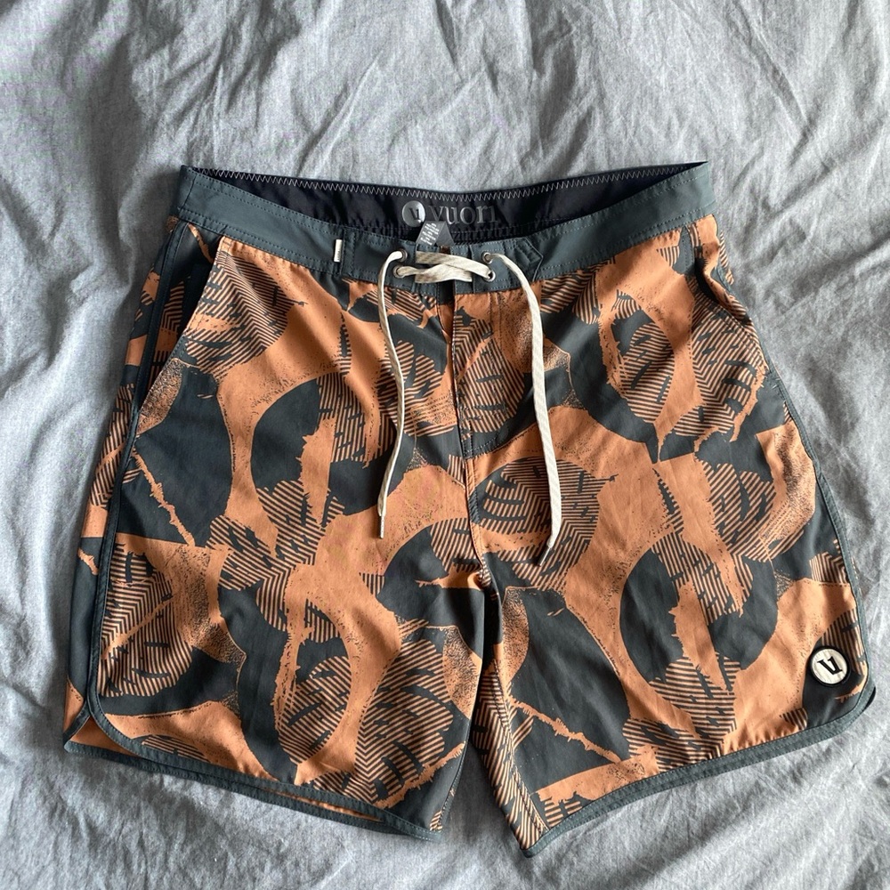 Vuori Board Shorts Mens 34 Cruise Hawaiian Swim Surf Palo Santo Deco